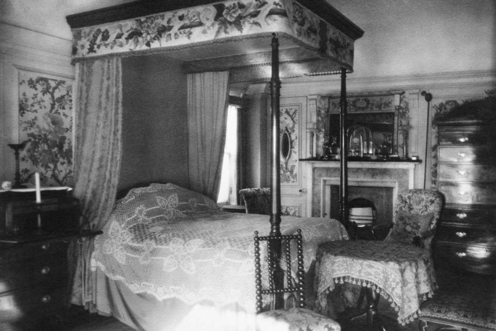 Four poster bed with canopy